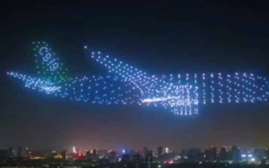 Eight hundred drones come together to create a “ghost plane” in the sky